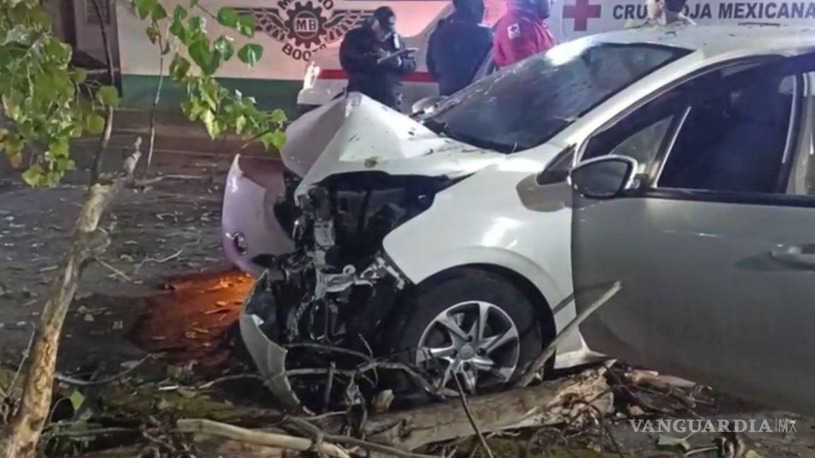 $!El vehículo se impactó contra un árbol ubicado en el camellón central del bulevar Egipto.