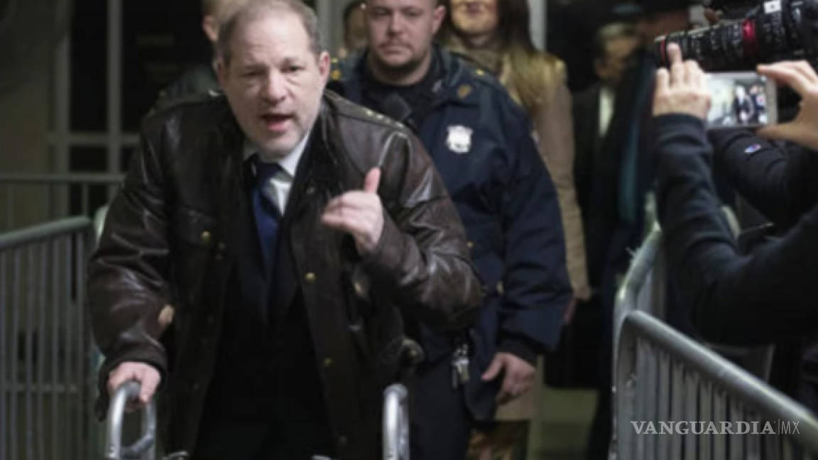 Extraditan a Harvey Weinstein a California; enfrentará juicio por violación y agresión sexual