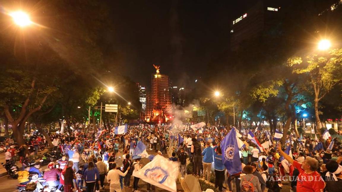 $!Después de 23 años en silencio, así celebran aficionados al campeón Cruz Azul