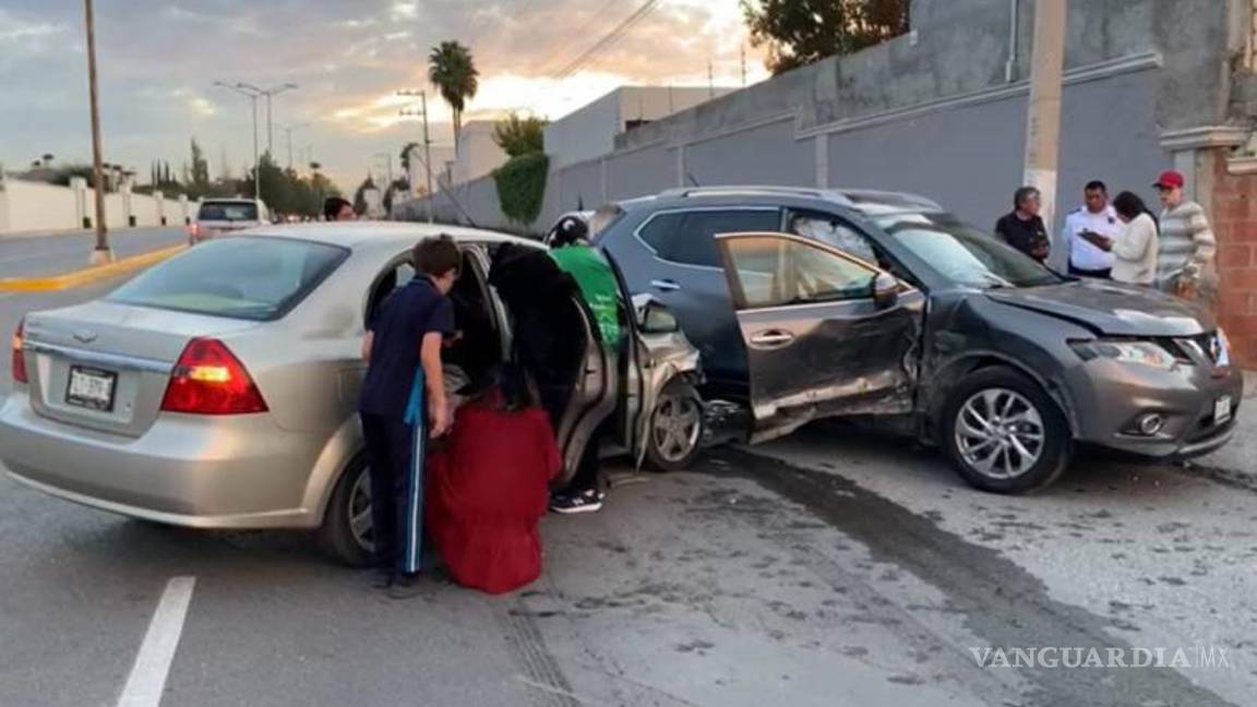 $!La camioneta fue enderezada por los transeúntes.