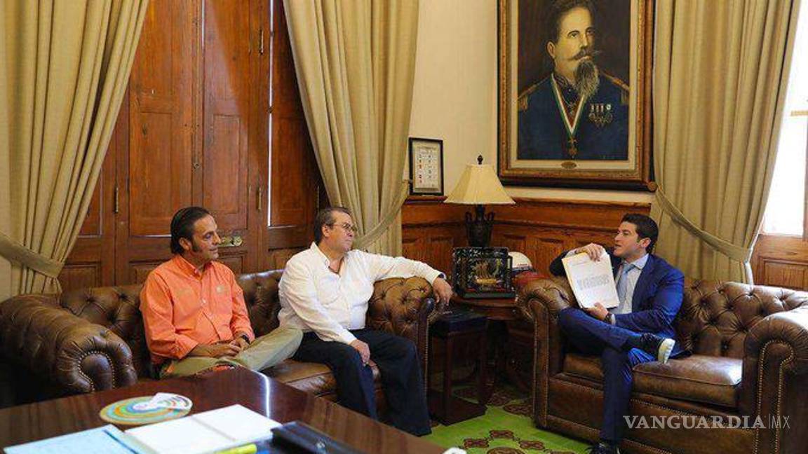 $!El título de concesión fue entregado al gobernador nuevoleonés por Andrés David Alva Robles, subdirector de Información Institucional de la Dirección General de Desarrollo Carretero de la SICT