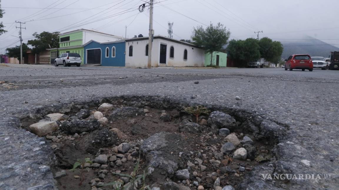 Programa de bacheo no es suficiente, con lluvias se vuelven a abrir pozos en las calles de Saltillo, aseguran vecinos