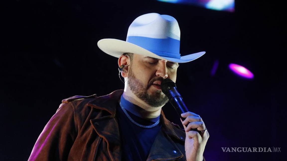 $!El exvocalista de Calibre 50 deleitó a miles de personas que cantaron a todo pulmón.