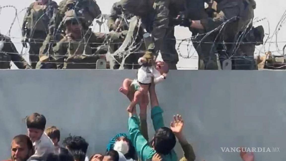 Imagen desgarradora muestra a un bebé llorando entregado a un soldado estadounidense en Kabul