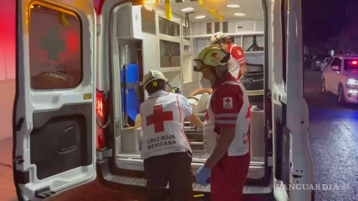 $!Paramédicos de la Cruz Roja trasladaron en estado delicado al joven de 22 años a la Clínica 2 del IMSS.