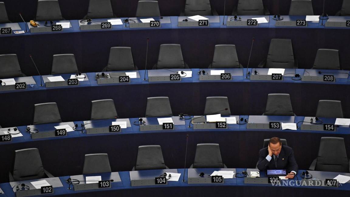 $!3/07/2019. El ex primer ministro italiano Silvio Berlusconi en su escritorio después una de votación sobre el presidente del Parlamento en el Parlamento Europeo.