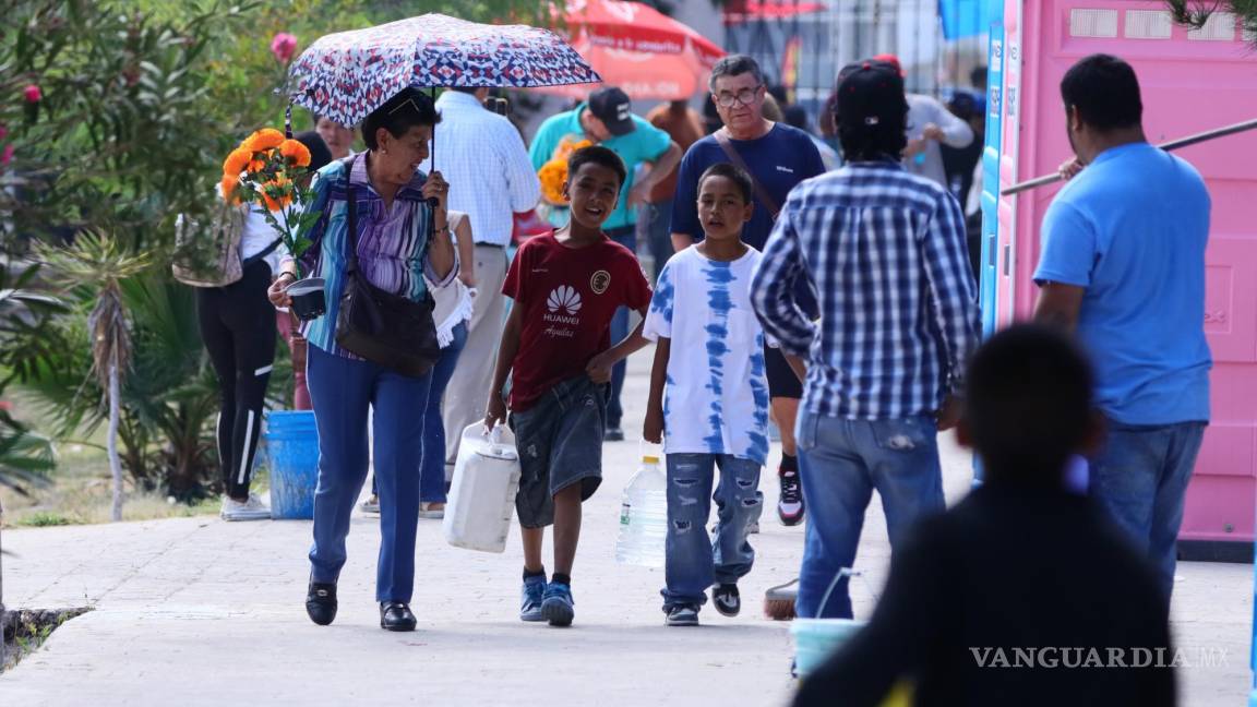 Pese al aumento en precios de las flores, miles abarrotan panteones en Saltillo