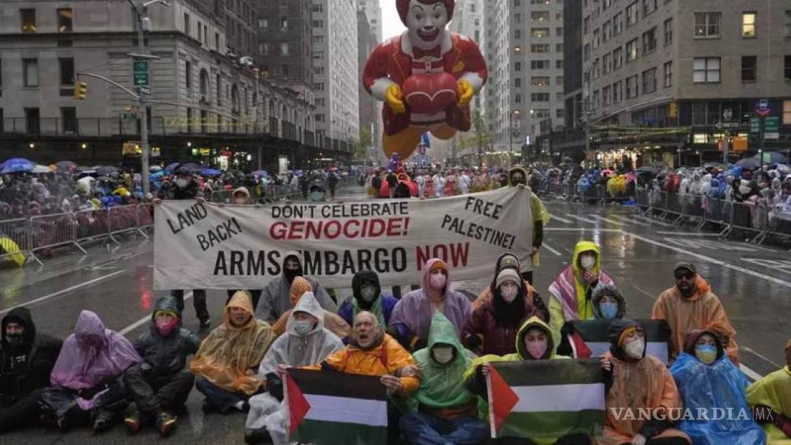 Caos y arrestos masivos en el desfile del Día de Acción de Gracias de Macy’s por manifestaciones antiisraelíes