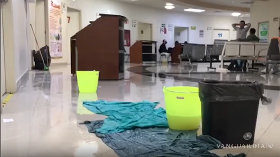 $!Las tinas fueron insuficientes para captar el agua de las goteras.