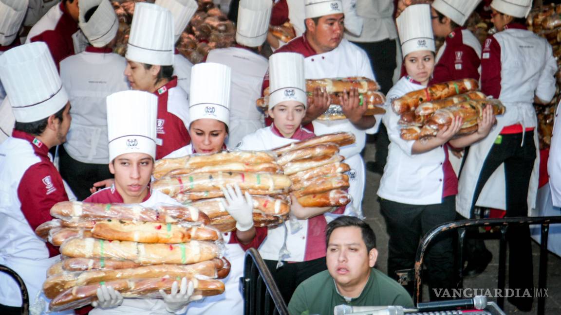 $!Saltillenses comparten gigantesca Rosca de Reyes