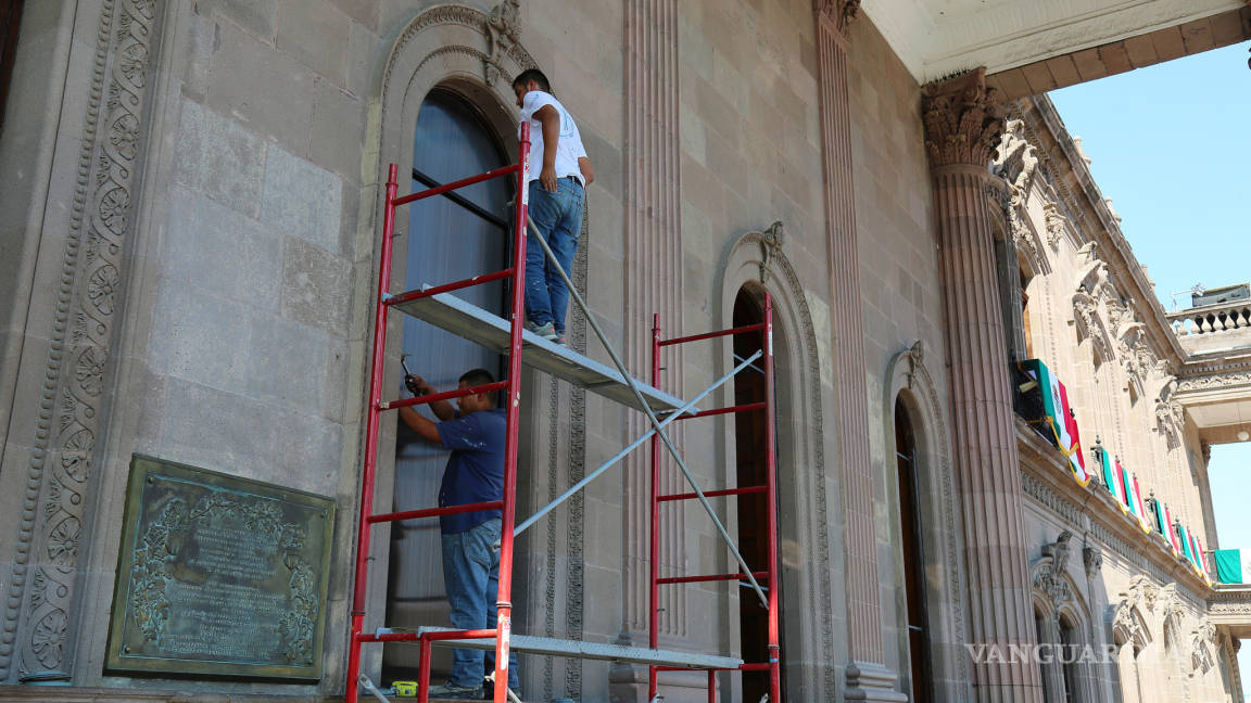 Arreglan coahuilenses vitrales del Palacio de Gobierno de Nuevo León