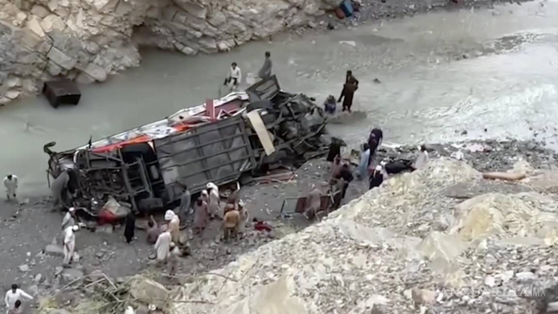 Reportan 19 muertos y 12 heridos tras caída de autobús a barranco en Pakistán