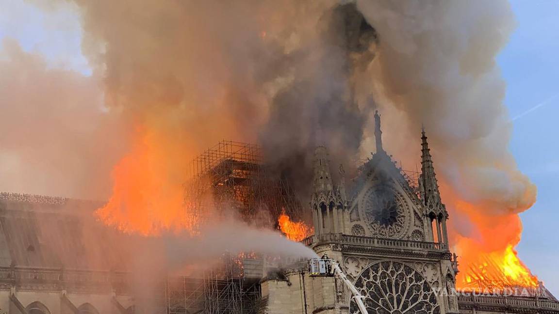 $!Arde Notre Dame símbolo de la cristiandad; Incendio daña dos tercios de la cubierta