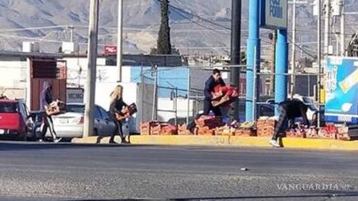 Se abre camioneta de Bimbo en Ciudad Juárez y ciudadanos ayudan a recoger productos