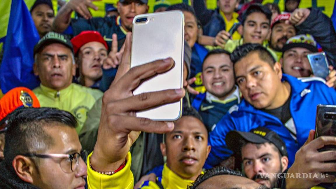 Llega Ibargüen a México y aficionados le 'roban su celular'