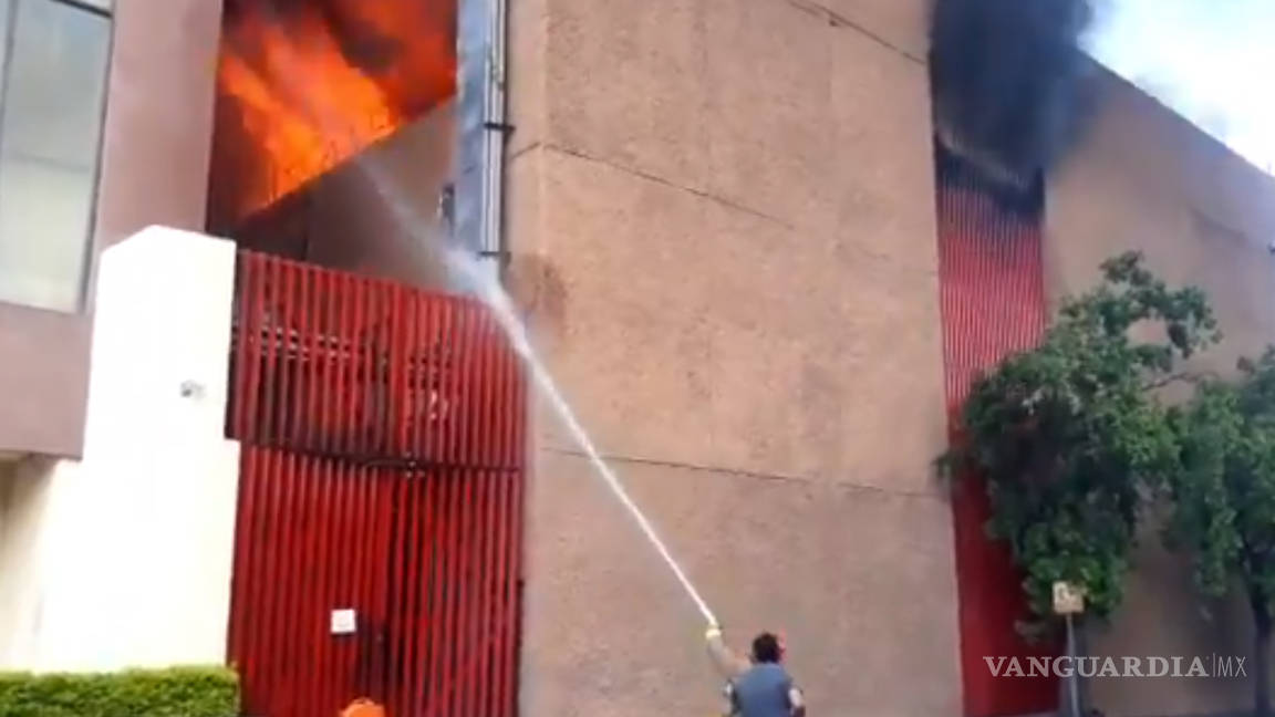 Edificio de Tesorería en Nuevo León se incendia; cierran calles del centro de Monterrey
