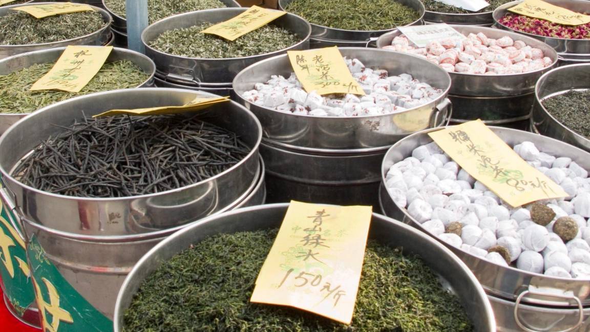$!Puesto con variedad de tés, infusiones y frutos secos, en un mercado en Pekín (China), entre los que se encuentra la manzanilla.