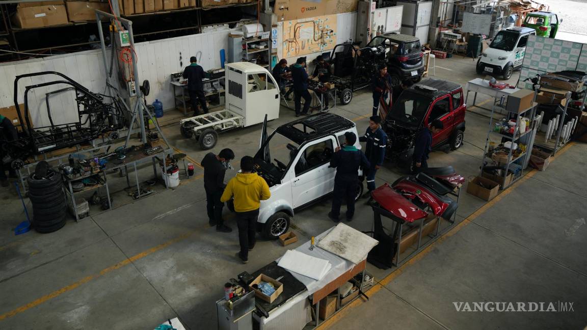 $!Los empleados trabajan en una línea de ensamblaje de automóviles eléctricos Quantum en una fábrica en Cochabamba, Bolivia.