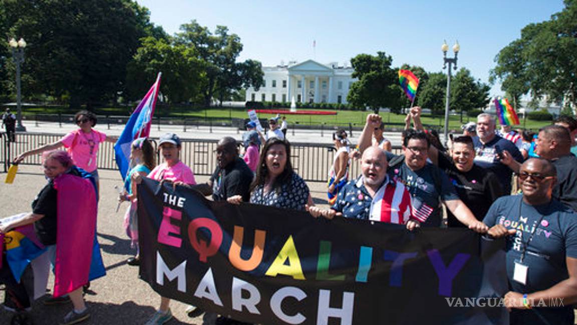 $!Miles marchan por orgullo gay en EU, preocupados por Trump