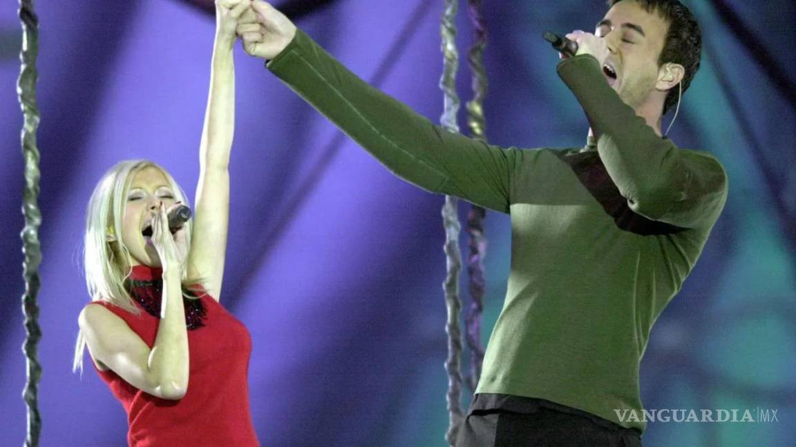 $!Enrique Iglesias acompañó a Christina Aguilera en enero de 2000.