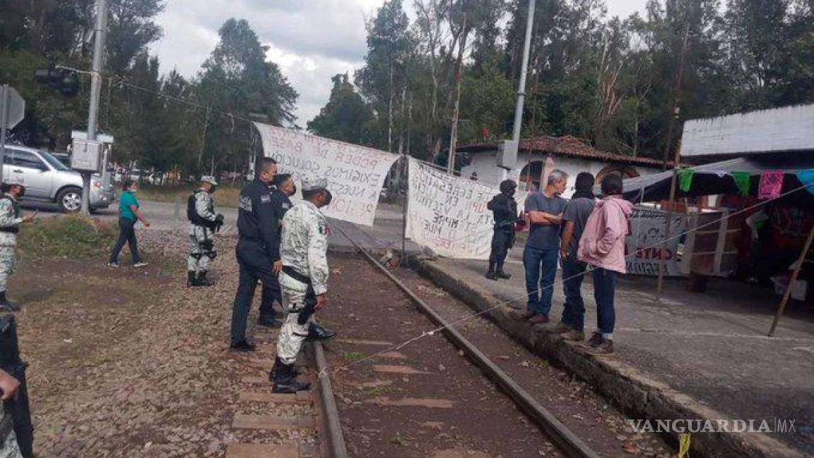 Tras 88 días, desalojan a maestros de la vía del tren en Michoacán