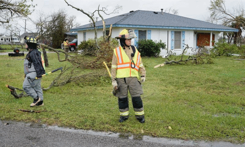 $!Buscan a sobrevivientes en Houston, casa por casa