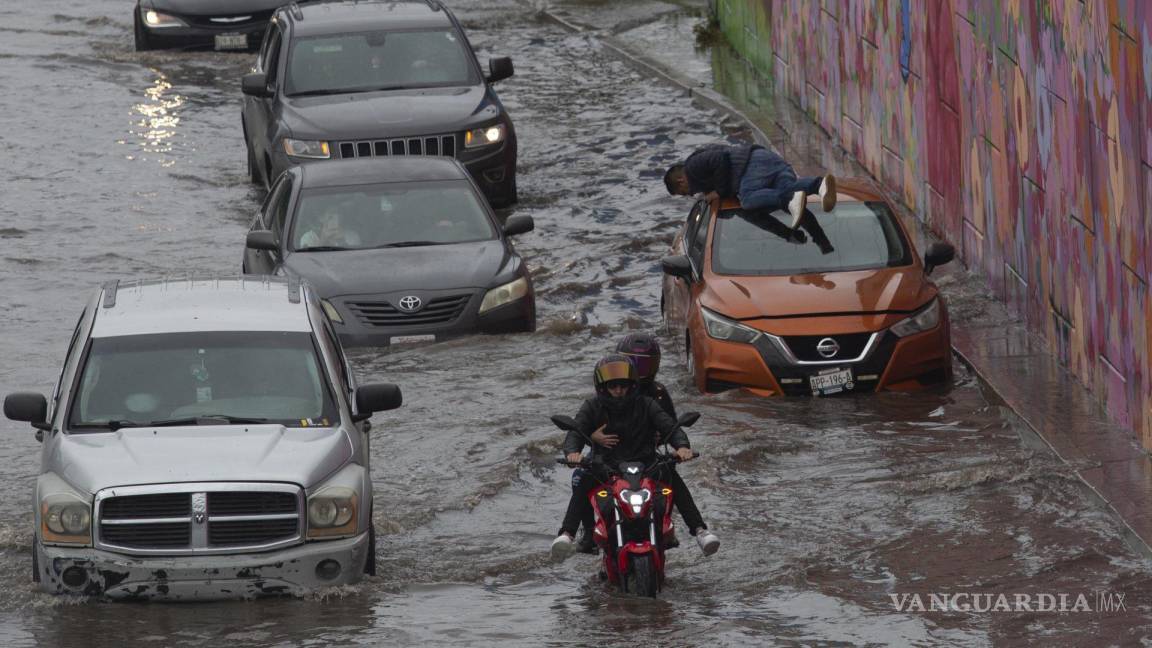 $!Vialidades inundadas por las intensas lluvias en la ciudad de Tijuana.