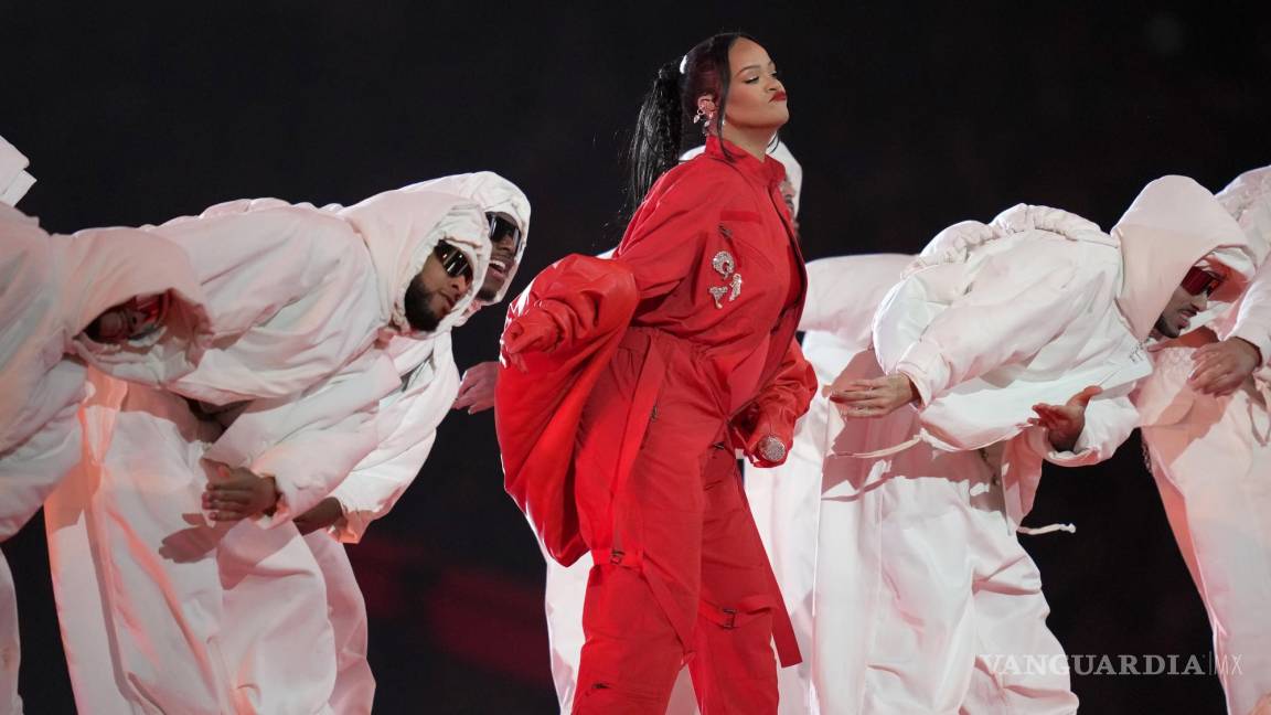 ¡Queda a deber! Rihanna regresa a los escenarios desde el Super Bowl bajo sus reglas y... embarazada
