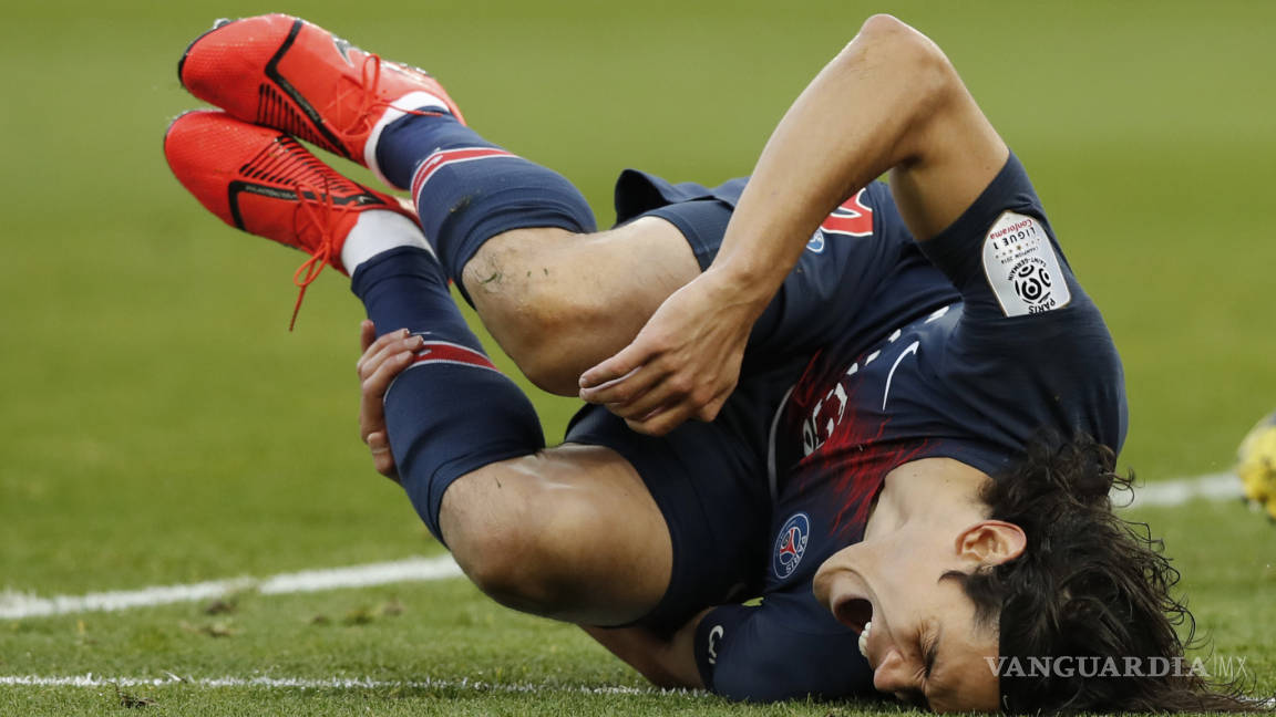 Alarma en el PSG: sale lesionado Edinson Cavani y podría perderse la Champions junto a Neymar