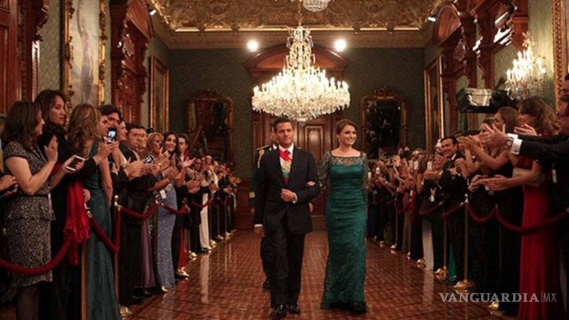 $!Beatriz Gutiérrez Müller, esposa de AMLO vs Angélica Rivera... ¿Quién gastó más dinero en vestidos para el grito de Independencia?