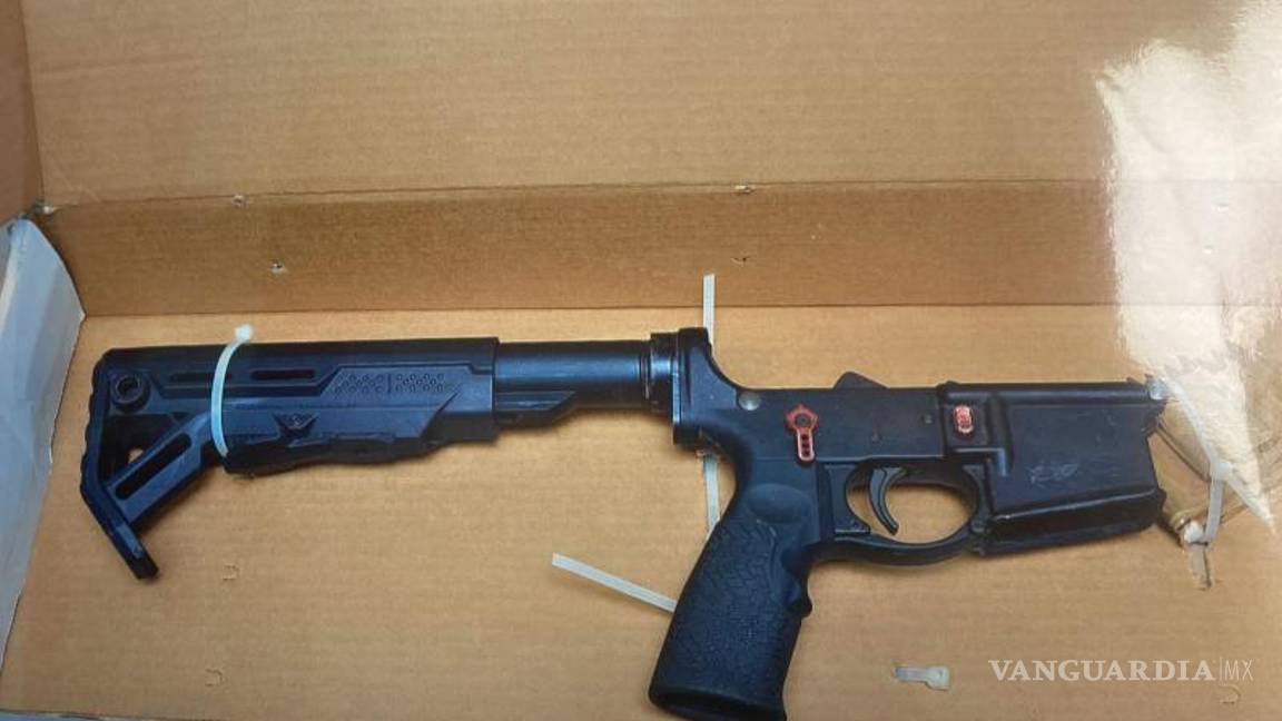 $!El hombre fue detenido con un arma de uso exclusivo del Ejército por elementos de Fuerza Civil de Nuevo León