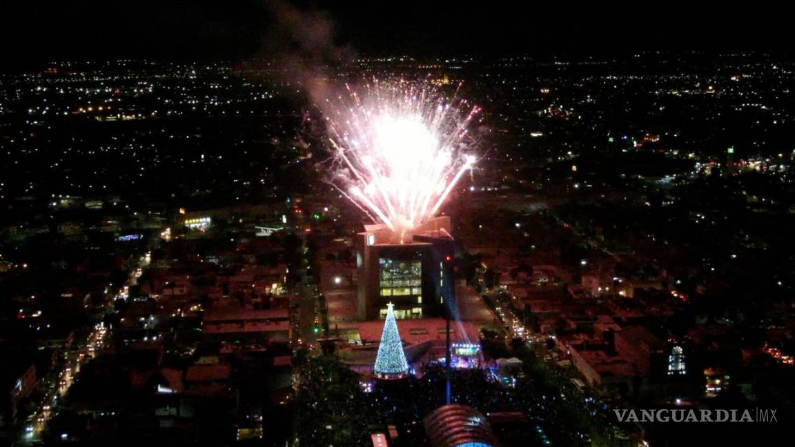 Encienden árbol navideño Riquelme y las familias de Torreón