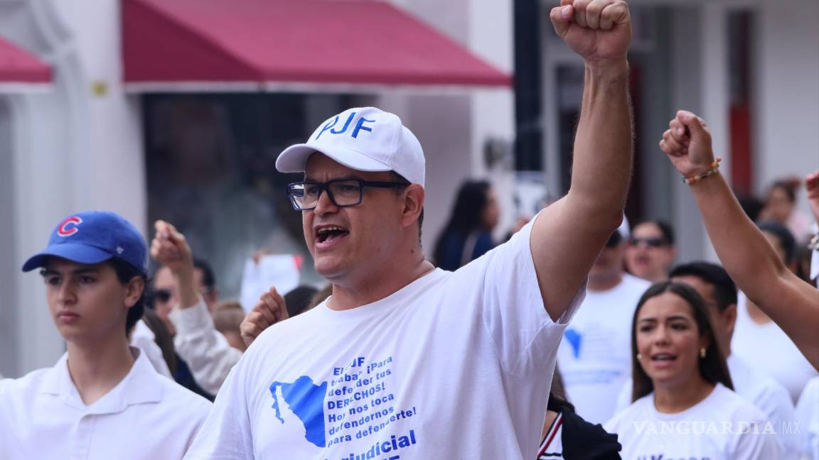 $!La manifestación reunió a alrededor de 70 personas, entre trabajadores judiciales, estudiantes, abogados y ciudadanos.