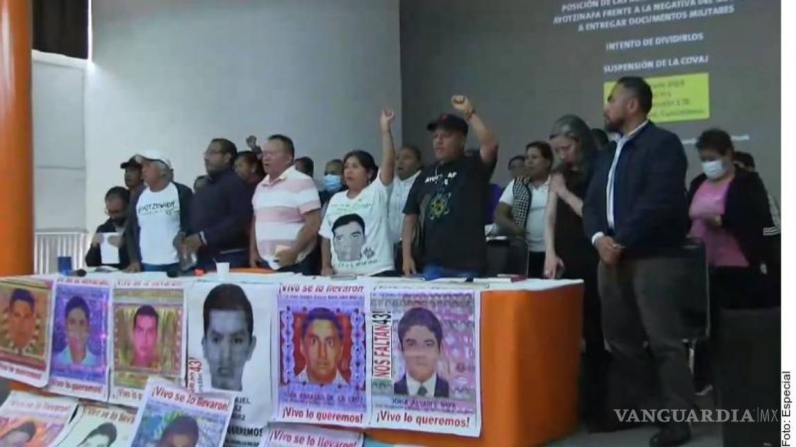 Padres de 43 normalistas de Ayotzinapa abandonan mesa con Segob; acusan a AMLO de ‘dividir’ y ‘distraer’