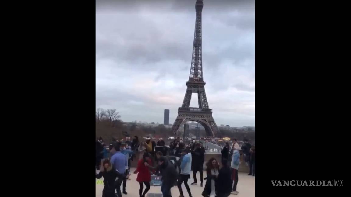 Video de mexicanos bailando 'La Chona' frente a la Torre Eiffel se hace viral