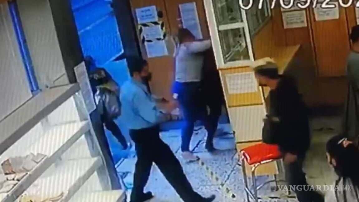 #LadyAgresiva mujer golpea a otra que le reclamó por meterse a fila del pan