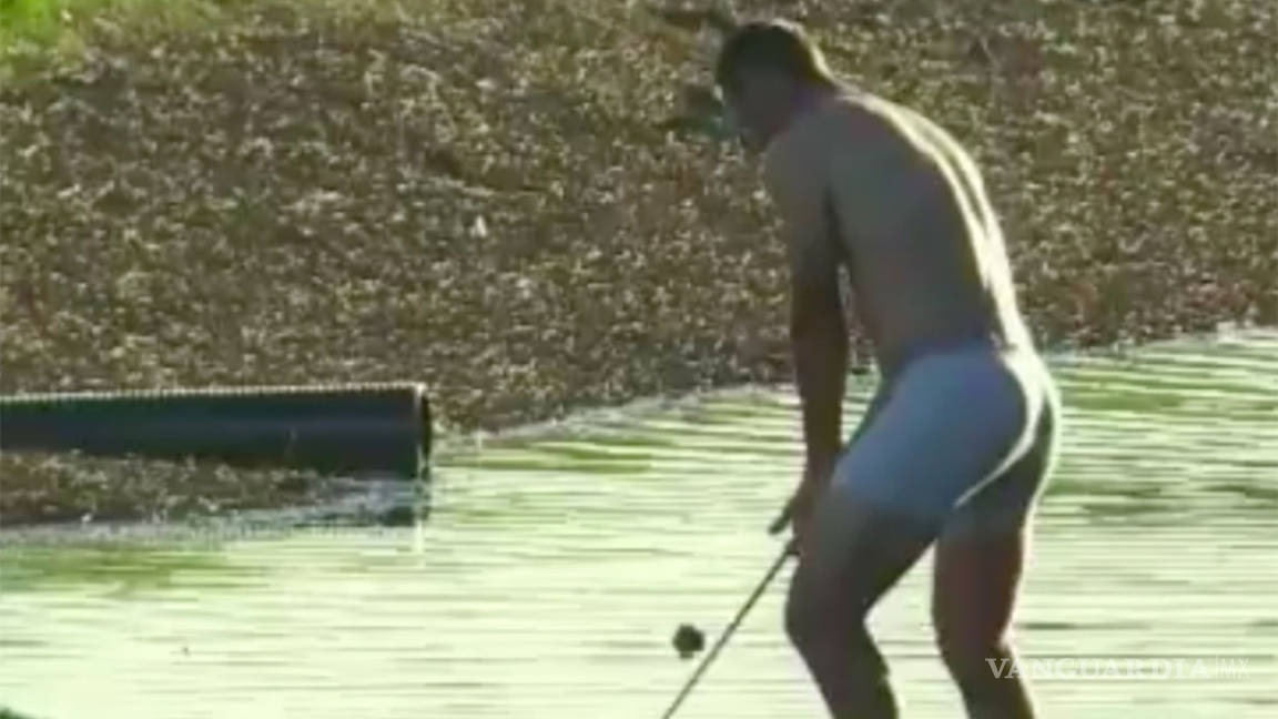 Golfista se quita la ropa para tirar desde el agua