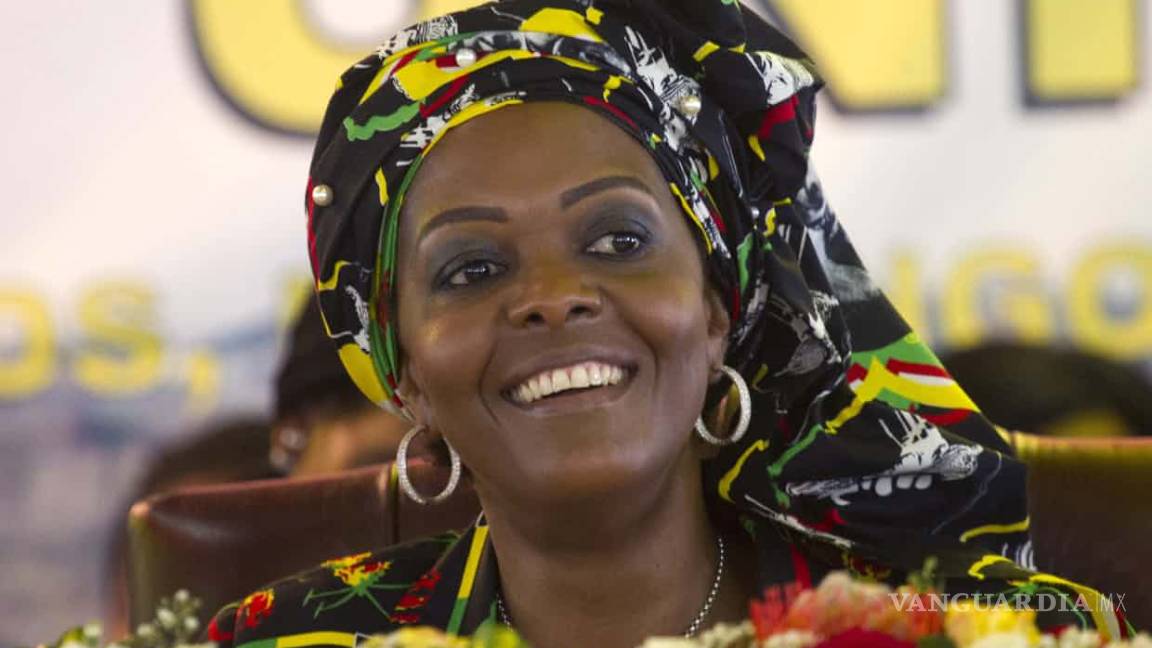 Arrestan a periodista por reportar que primera dama de Zimbabwe donó ropa interior usada