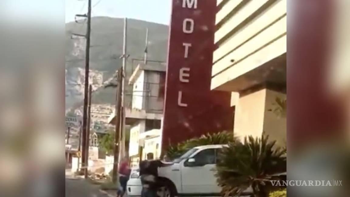 Mujer encara a su infiel pareja afuera de motel en Monterrey, y esto pasó