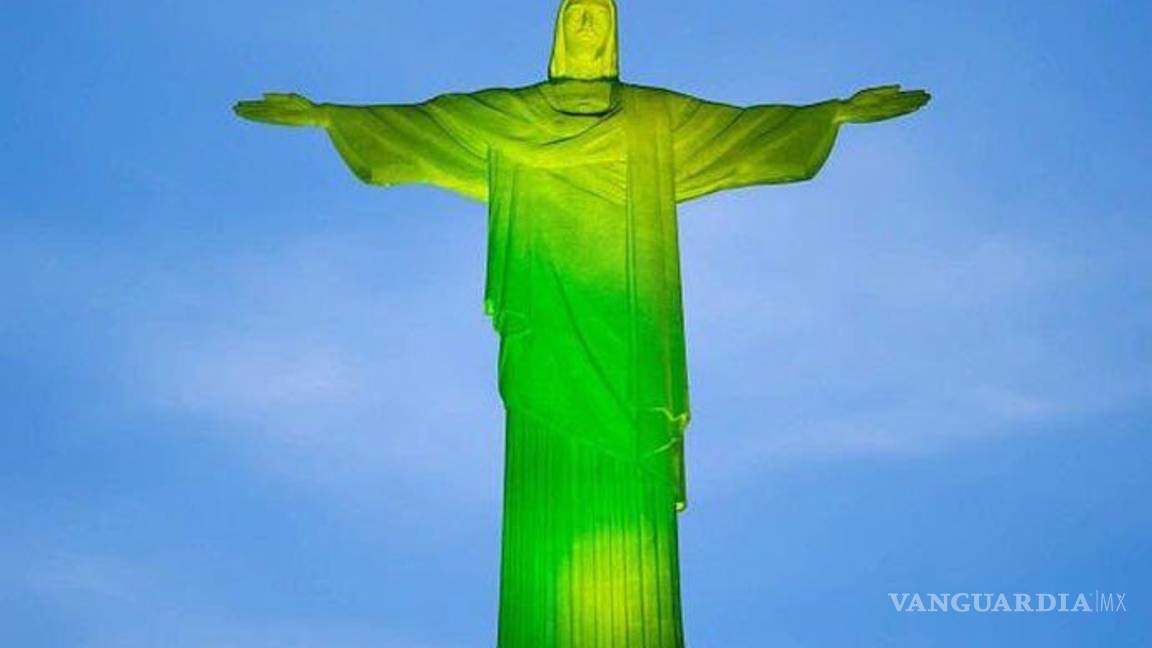 $!Monumentos y estadios de fútbol se iluminan de verde en homenaje al Chapecoense (galería)