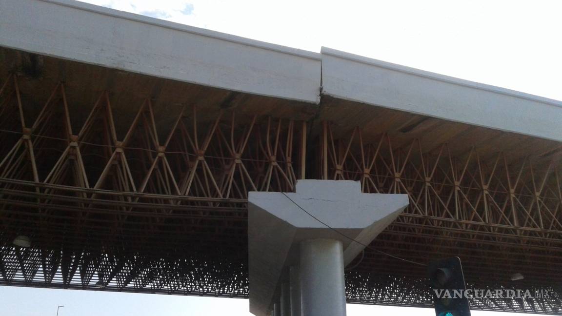 Colapsa puente en periférico Raúl López Sánchez de Torreón