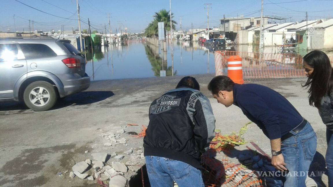 Colapso de colector inunda de aguas negras más de 120 casas en Torreón