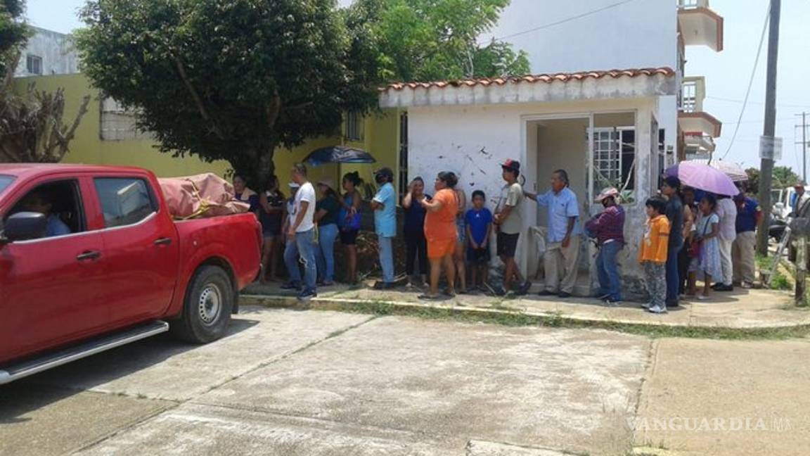 $!Hacen fila por despensas del Cártel Jalisco Nueva Generación en Veracruz