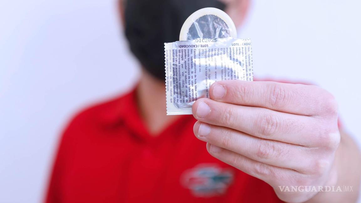 $!Pizaña detalló que van distribuir distintos insumos de salud sexual, tales como unas “condo-latas”, que contienen preservativos internos y externos.