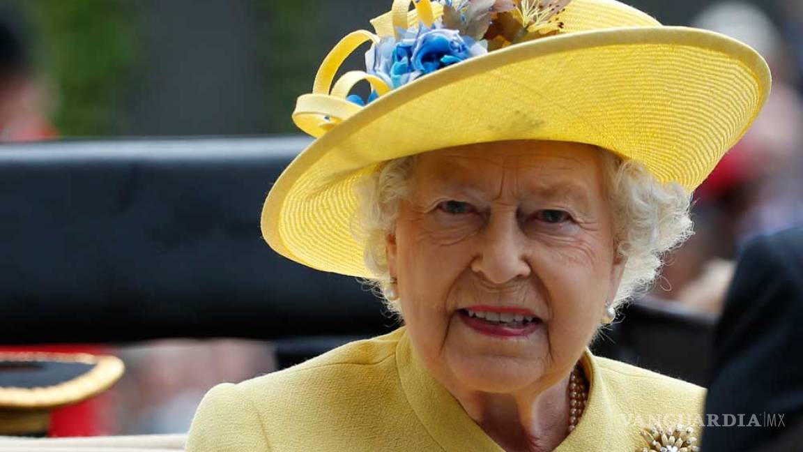 Revela Isabel II los peligro de llevar la corona de Estado