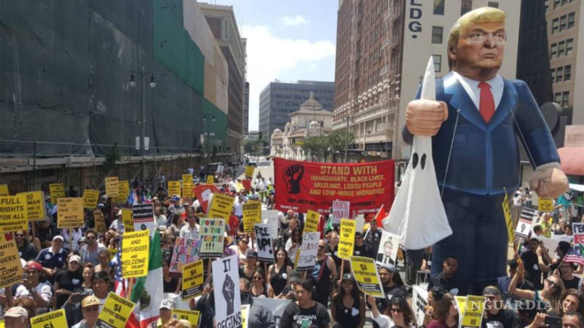 Hispanos marchan en Los Ángeles en apoyo a inmigrantes