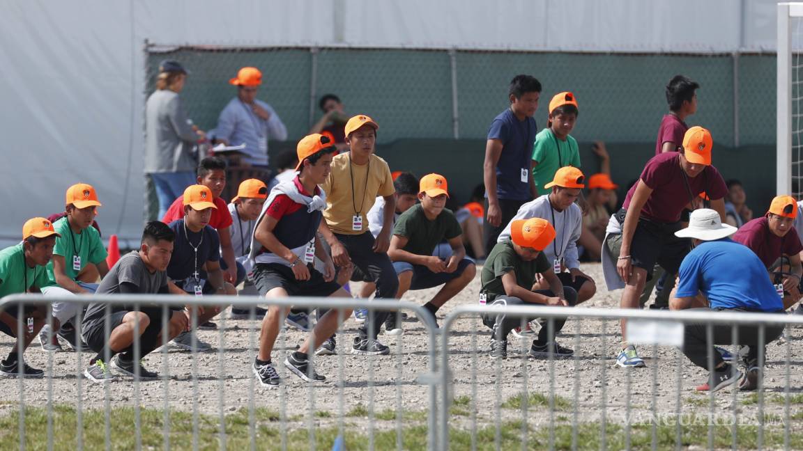 Campamento para menores migrantes en Florida exigen el cierre de centro tutelar
