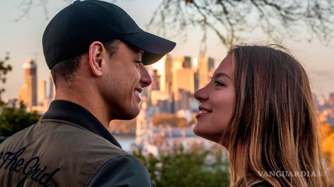 Sarah Kohan y 'Chicharito' confirman su boda en redes sociales