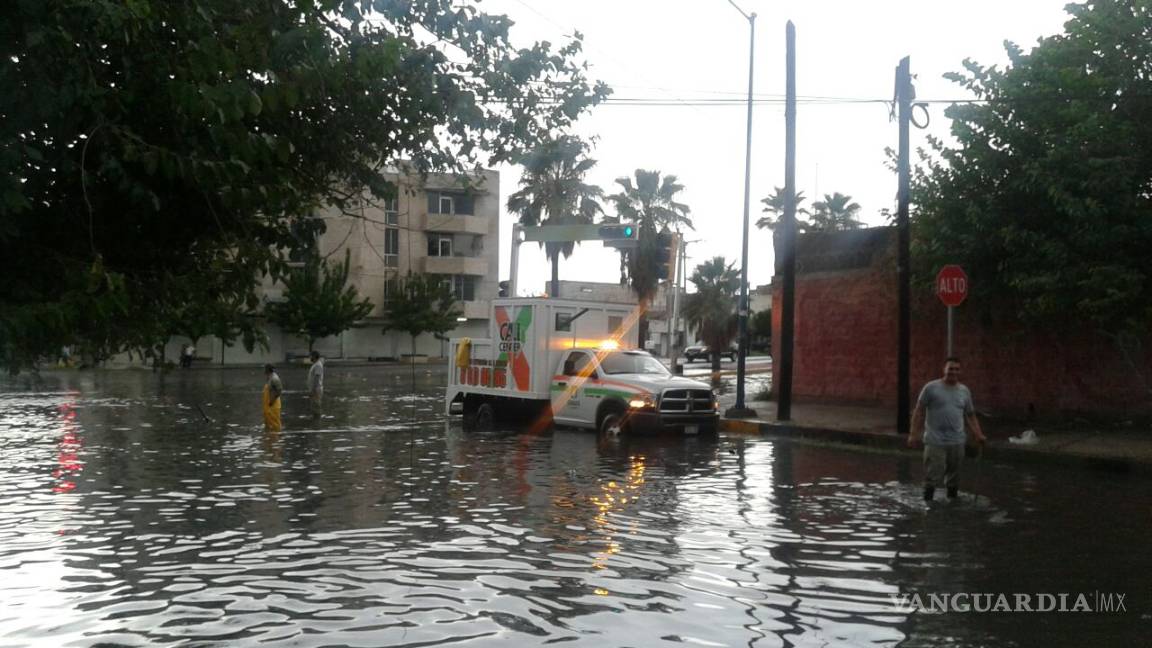 $!Lluvia moviliza a Bomberos, Protección Civil y Ejército en Torreón