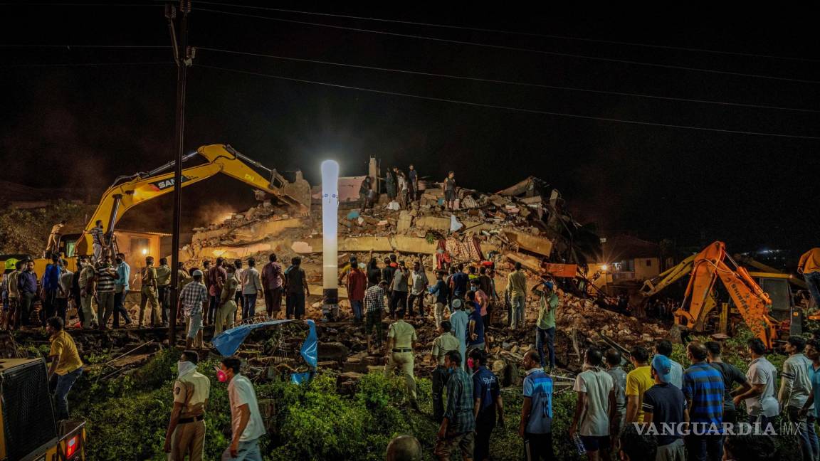 Aumentan a 13 los muertos en derrumbe de un edificio en la India
